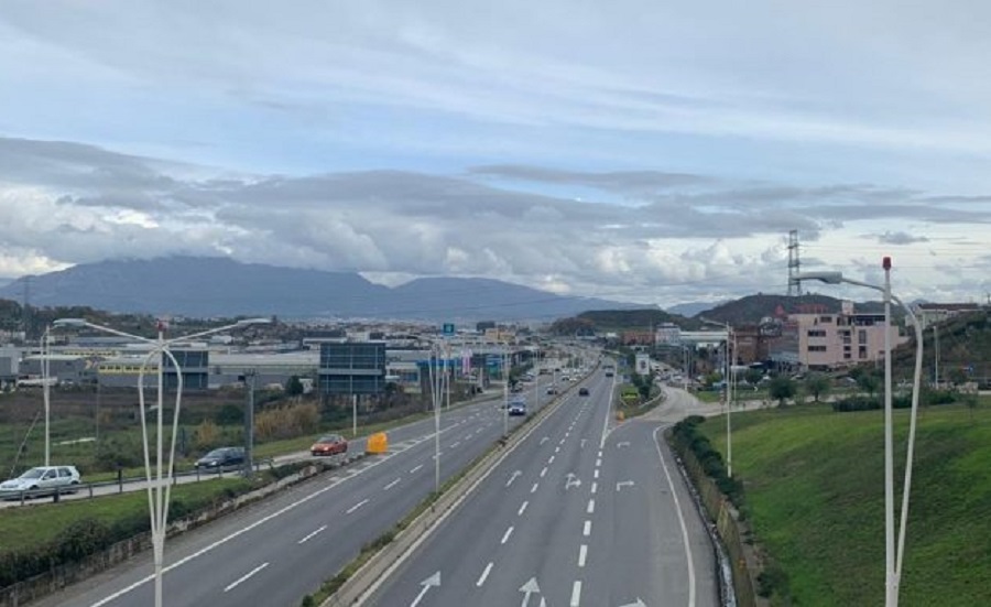 Nis clirimi i hapesirave ne rruget kombetare, bizneset 1 km larg rruges kryesore